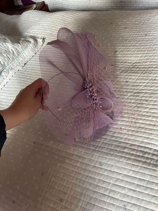 Tocado lila con flor