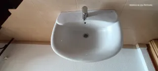Lavabo con semipedestal y grifo