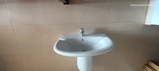 Lavabo con semipedestal y grifo