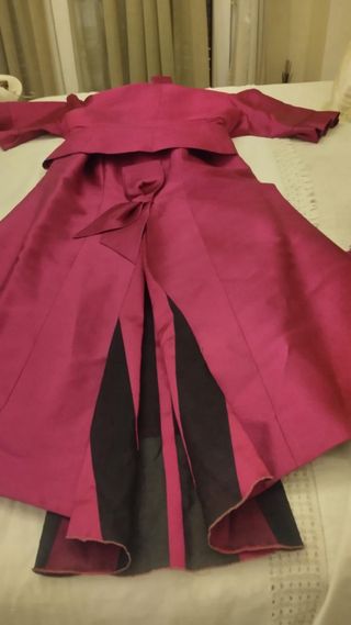 Vestido fucsia y tocado de fiesta