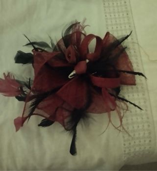 Vestido fucsia y tocado de fiesta