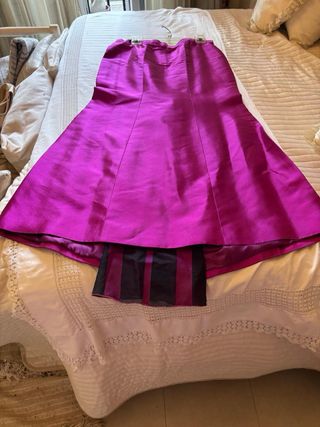 Vestido fucsia y tocado de fiesta