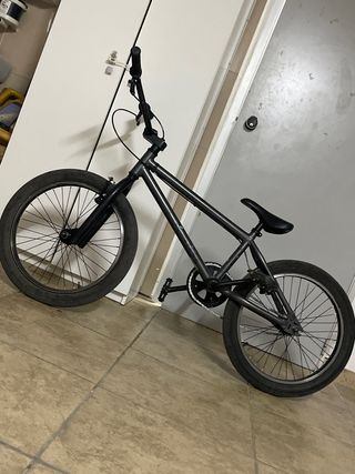 Bicicleta BMX Negra