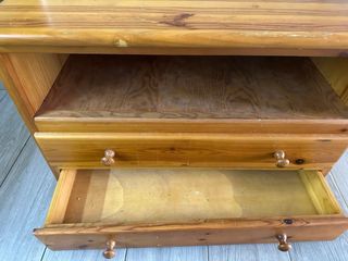 Cómoda de madera con cajones