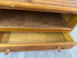 Cómoda de madera con cajones