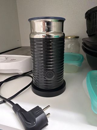 Cafetera Nespresso Vertuo + Aeroccino