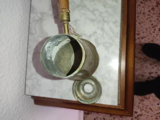 Antigua chocolatera de latón con mango de madera