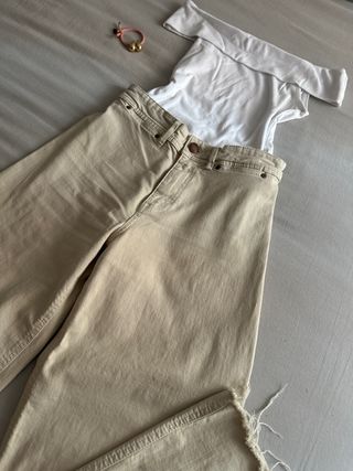 Conjunto Stradivarius: Pantalón beige y top blanco