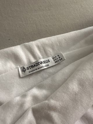 Conjunto Stradivarius: Pantalón beige y top blanco