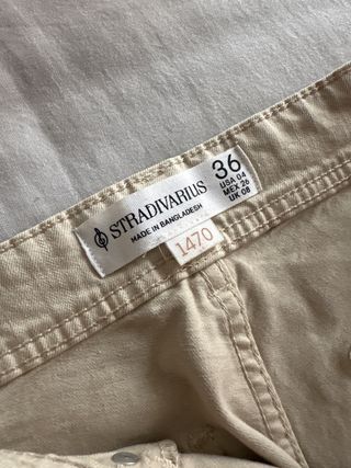 Conjunto Stradivarius: Pantalón beige y top blanco