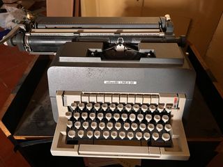 Máquina de escribir Olivetti Línea 98