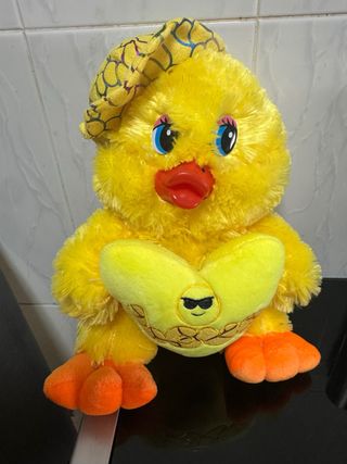 Pato de peluche amarillo con corazón