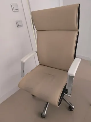 Sillón de oficina y silla confidente beige