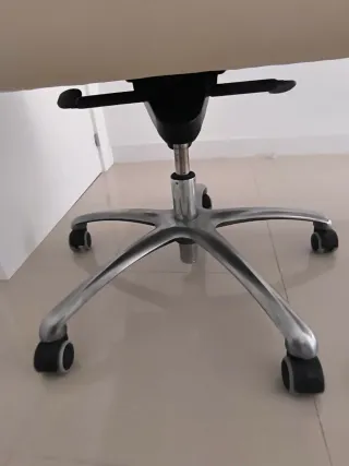 Sillón de oficina y silla confidente beige