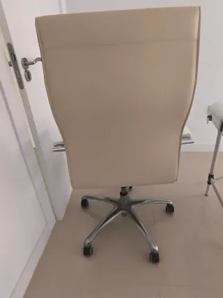 Sillón de oficina y silla confidente beige