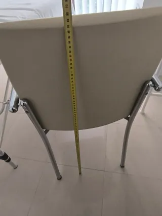 Sillón de oficina y silla confidente beige