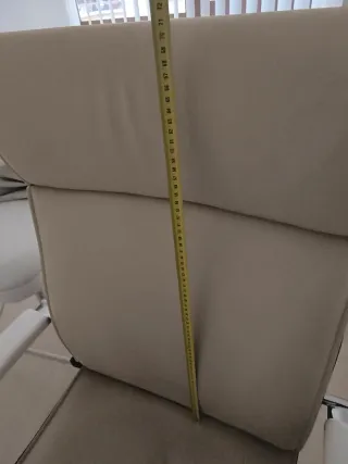 Sillón de oficina y silla confidente beige