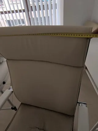 Sillón de oficina y silla confidente beige