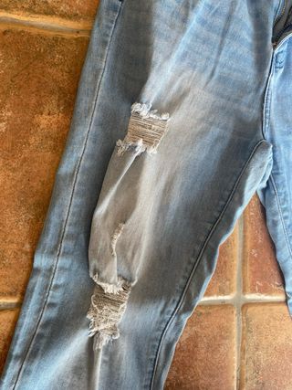 Pantalón vaquero con rotos talla XL