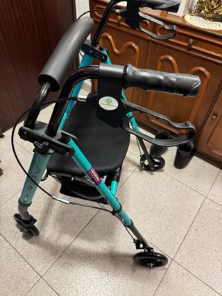 Andador/Caminador con asiento y frenos nunca usado
