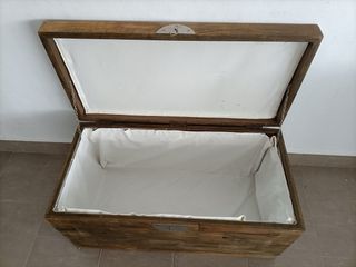Baúl de madera con detalles metálicos