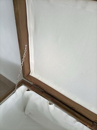 Baúl de madera con detalles metálicos