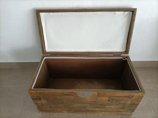 Baúl de madera con detalles metálicos