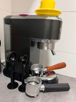 Cafetera DeLonghi Dedica Negra + Molinillo