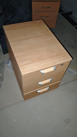 Mesita 3 cajones madera con ruedas
