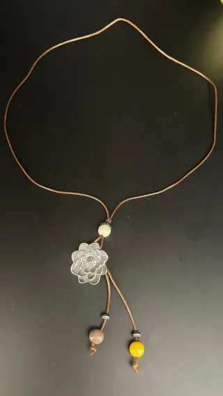 Collar con colgante flor y bolitas