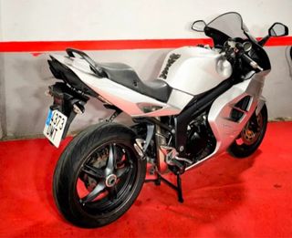 Triumph Sprint ST 1050 Plata