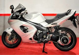 Triumph Sprint ST 1050 Plata