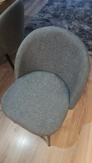 4 sillas mesa es de madera maciza con patas negras