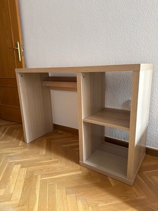 Escritorio de madera con estantería.