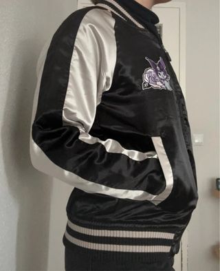 Chaqueta Bomber Kuromi Sanrio Negra y Blanca
