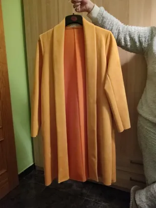 Chaqueta larga naranja y amarilla