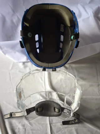 Casco de hockey azul con protector
