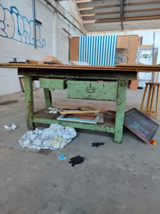 Mesa de trabajo industrial verde