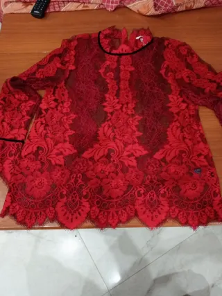 Camicetta in pizzo rosso e nera