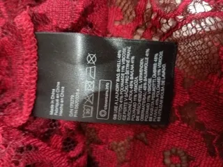 Camicetta in pizzo rosso e nera