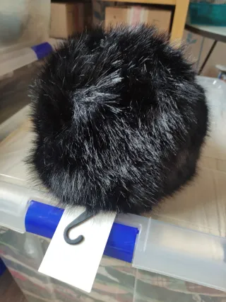 Gorro ruso Zara negro con etiqueta