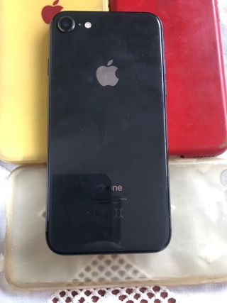 iPhone 8 Negro con 3 carcasas