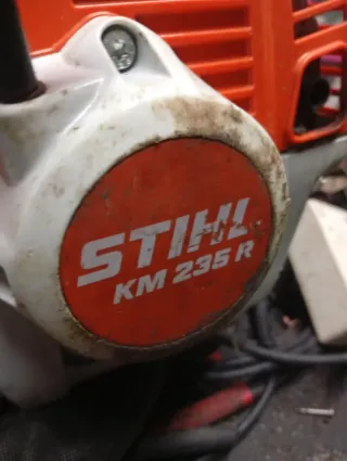 STIHL KM 235 R Combi con barra para utensilios.