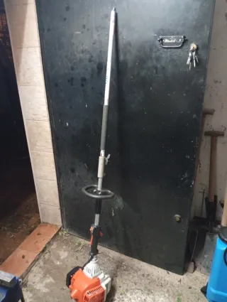 STIHL KM 235 R Combi con barra para utensilios.