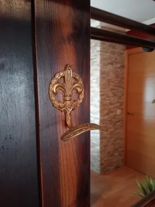 Antiguo recibidor restaurado con espejo