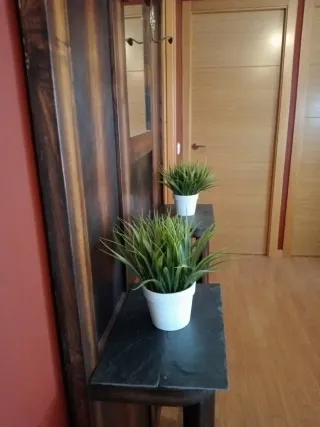 Antiguo recibidor restaurado con espejo