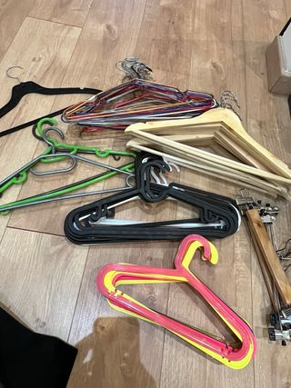 Lote de Perchas Variadas (70unidades)