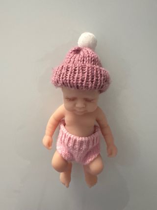 Bebé de silicona malvadisco con gorrito