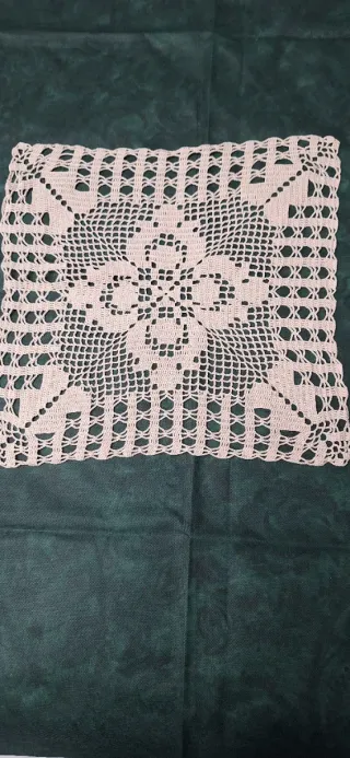 Mantelito tejido beige para mesita 33 x 33