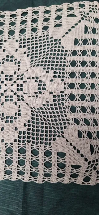 Mantelito tejido beige para mesita 33 x 33